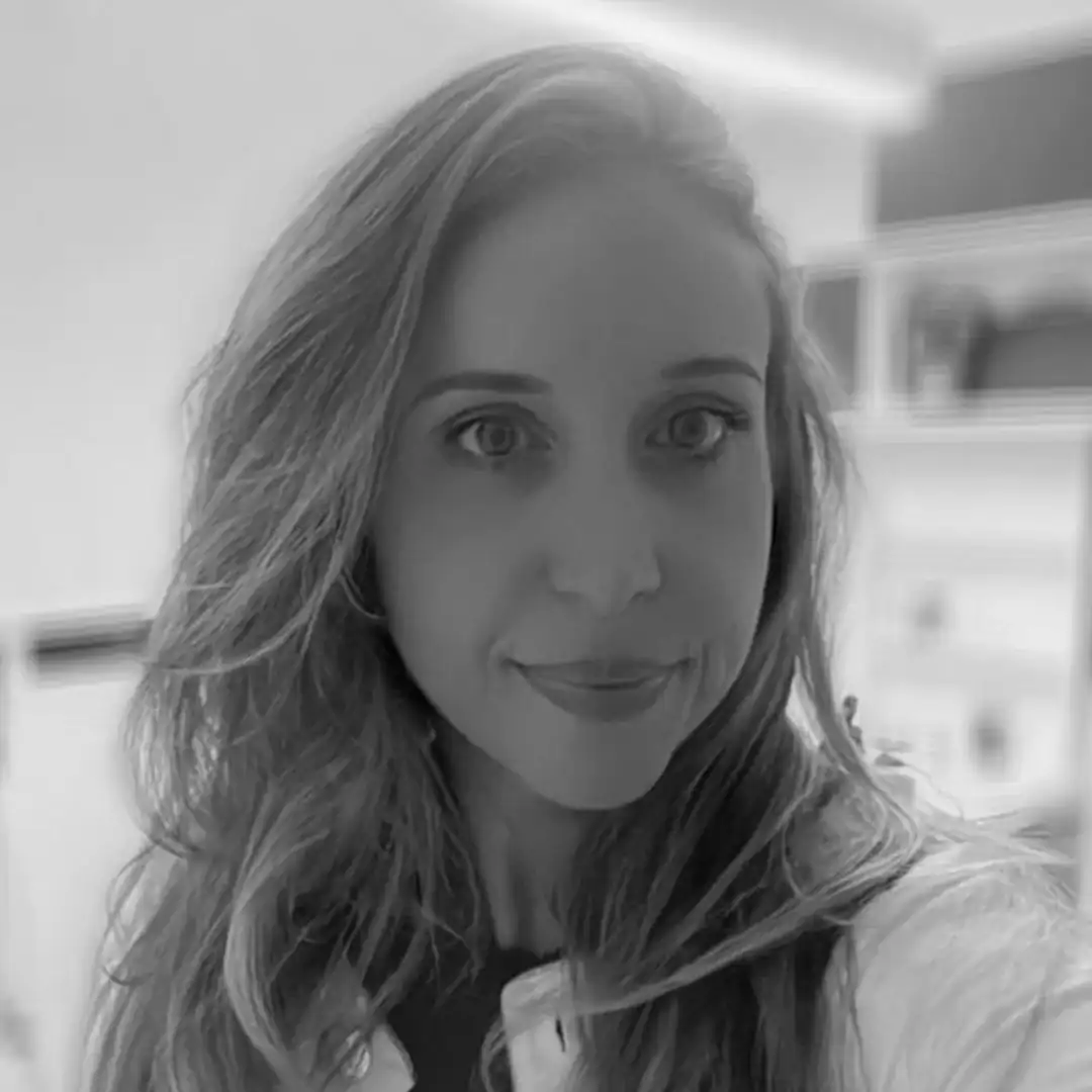 Retrato de uma mulher sorridente, representando o tema 